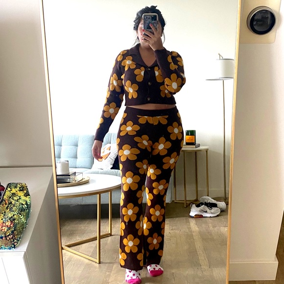 *24 HOUR SALE* Living The Life Brown Daisy Print Knit Sweater - Picture 6 of 9